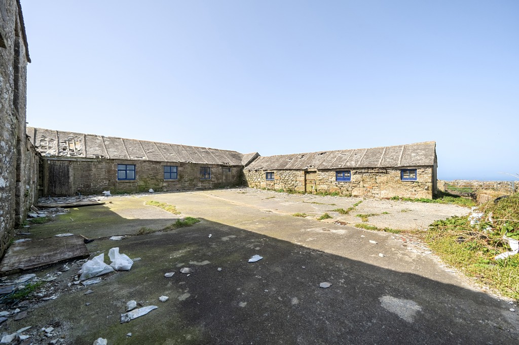 Lot: 3 - COMPLEX OF GRANITE BARNS, DUTCH BARN, CATTLE SHED FARMYARD AND LAND WITH POTENTIAL - External photograph of single storey barns